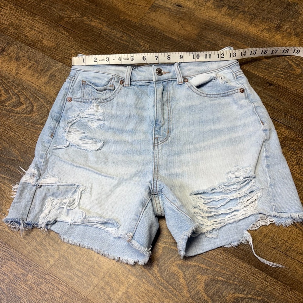 American Eagle Baggy Mom Shorts Womens 4 Blue High Rise Light Wash Denim Cutoff - Picture 2 of 8